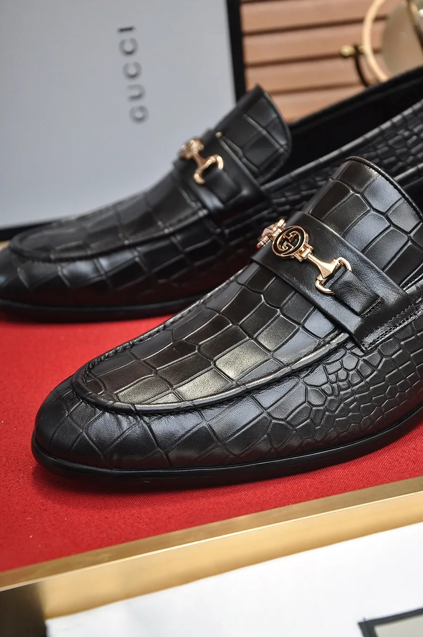 Men's shoes💰500💶Italy's top luxury men's shoe giant (GUCCI) (Gucci) (full cowhide lining) new arrival🍃Original European style🔰 Pleasant to the eye😍In order to make the shoes more durable and non-deformable🌀The production continues to follow traditional methods but there is still no lack of innovation💪Choose original sheepskin for the leather♻️ Smooth and natural And extra bright ⭐Made of imported cowhide, the first choice of rich people 38-45 (45 customized)
